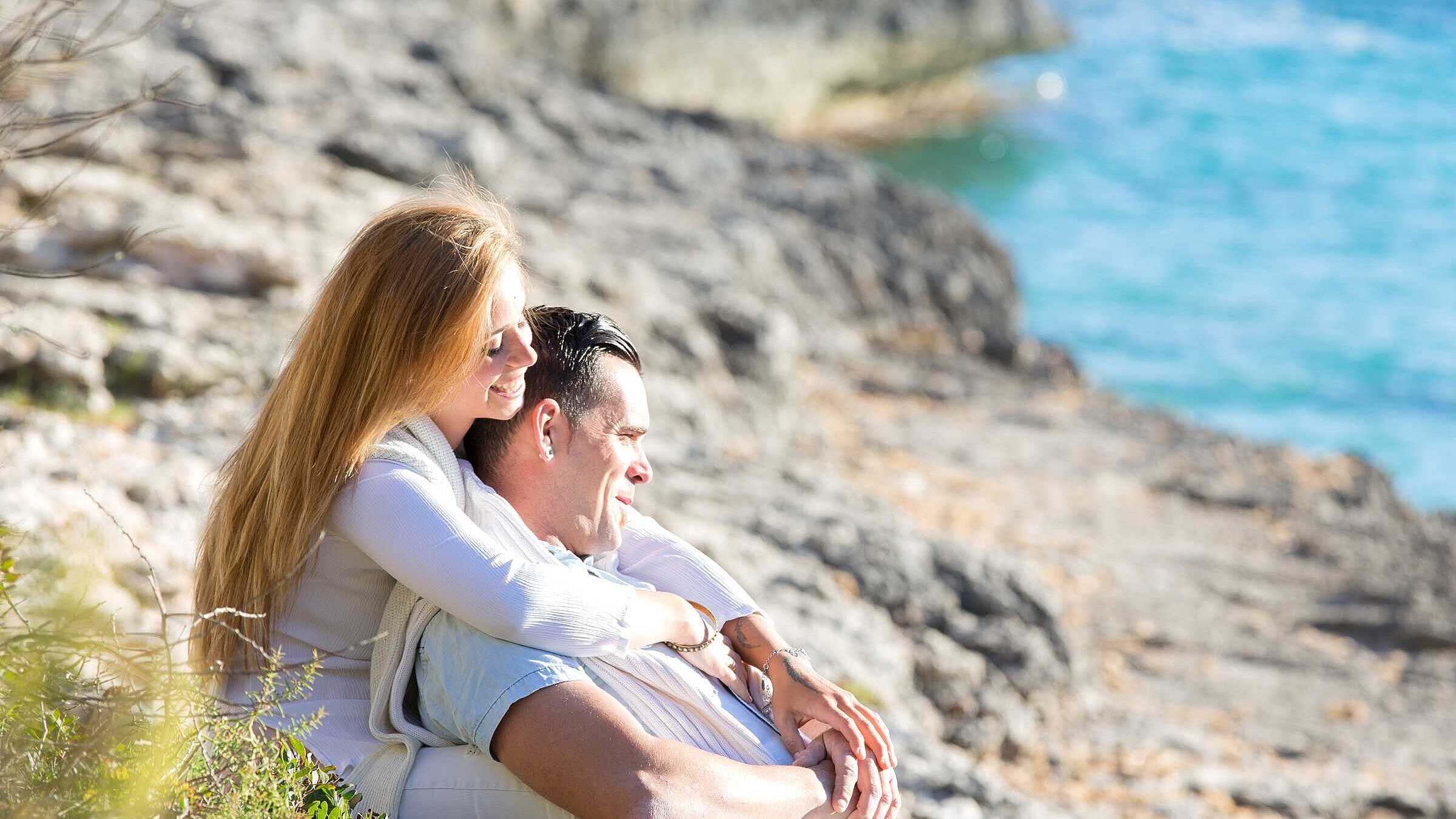 Verliebtes Paar am Strand auf Mallorca