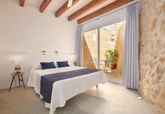 Schlafzimmer mit Doppelbett der Finca Can Guillem bei Manacor