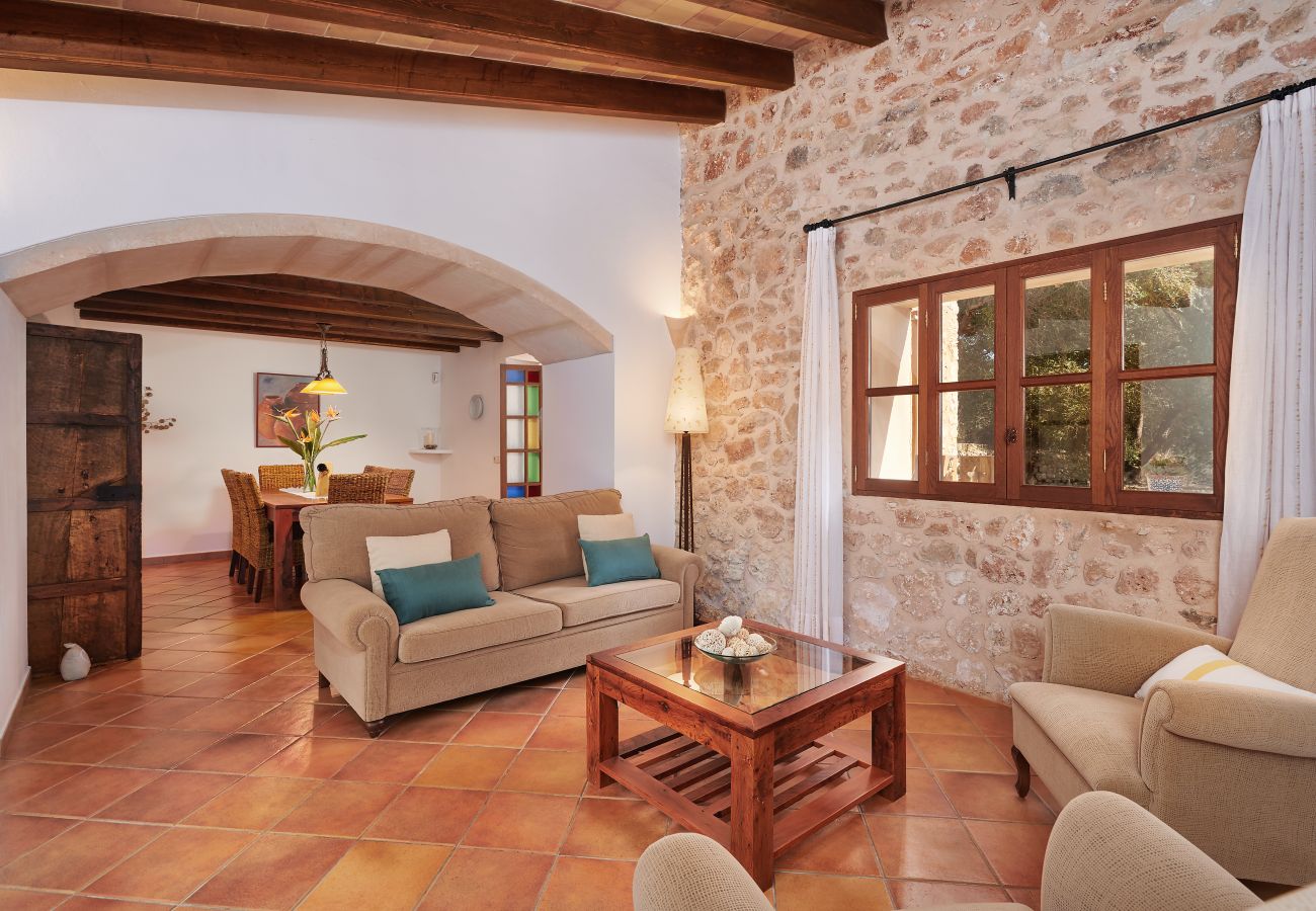 Wohnzimmer und Couch der Finca Can Torres in Felanitx
