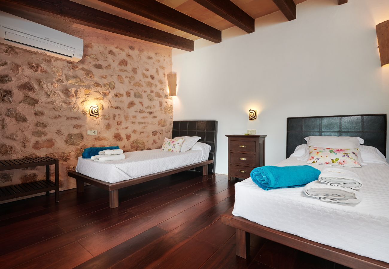 Schlafzimmer mit zwei Einzelbetten der Finca Can Torres in Felanitx