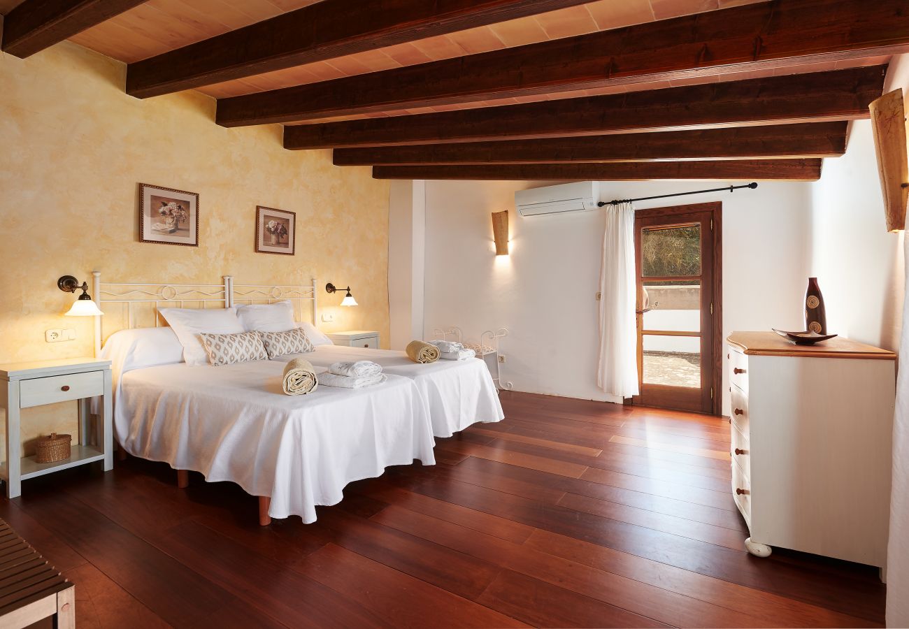 Schlafzimmer mit Doppelbett der Finca Can Torres in Felanitx