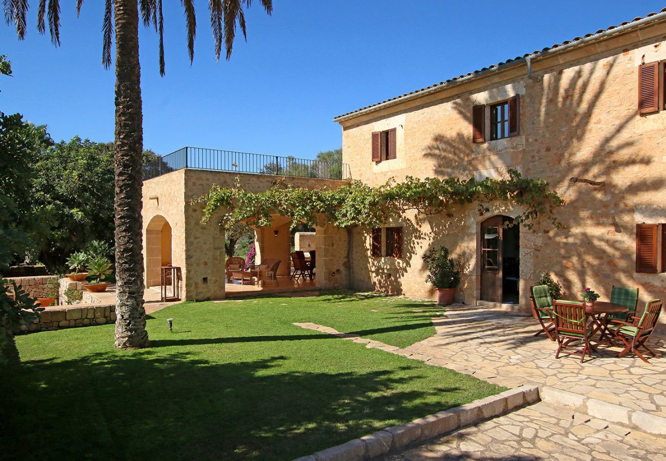 Garten, Terrasse und Fassade der Finca Son Alzines bei Son Macia