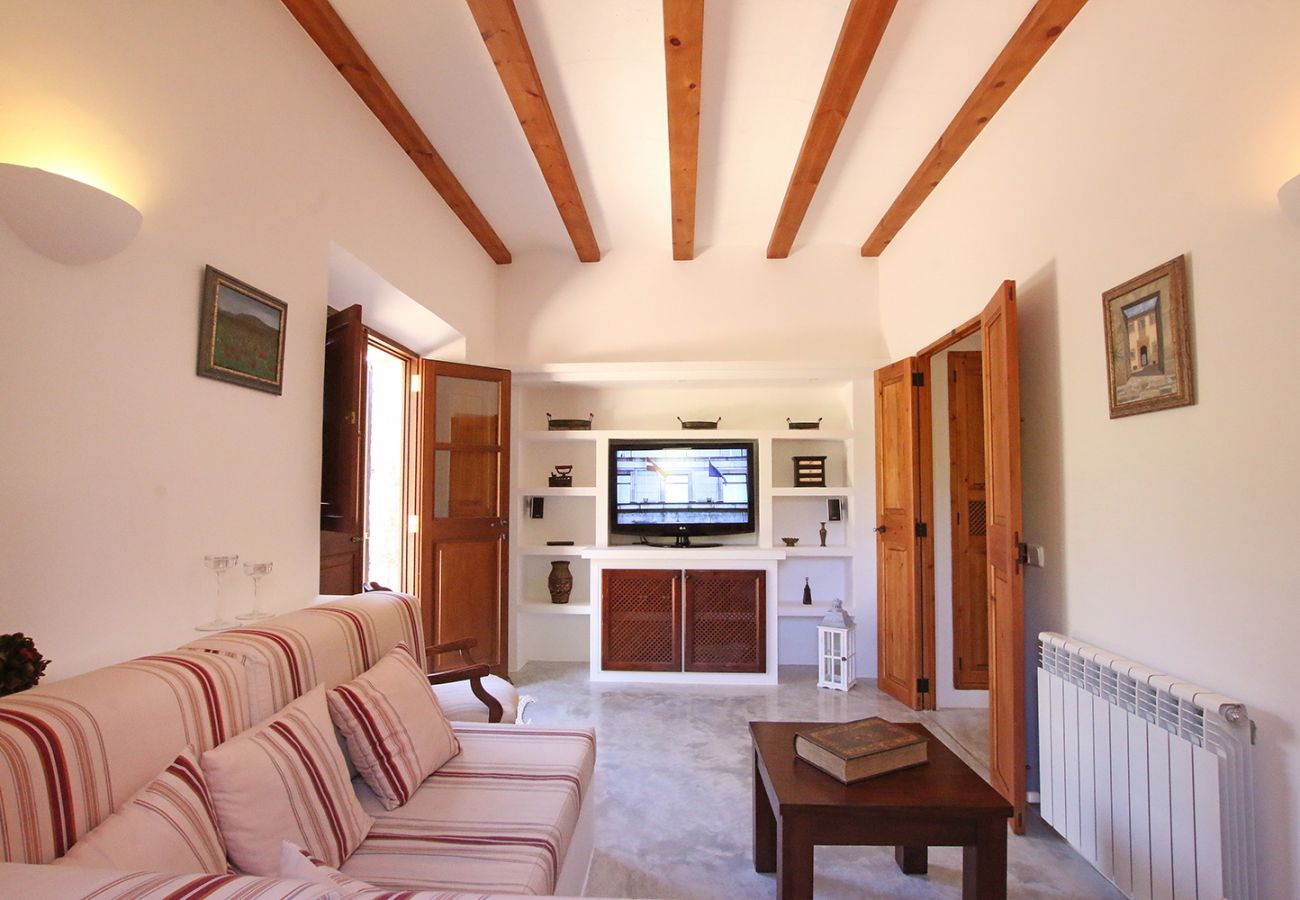 Wohnzimmer mit Sofa und Fernseher der Finca Son Alzines bei Son Macia