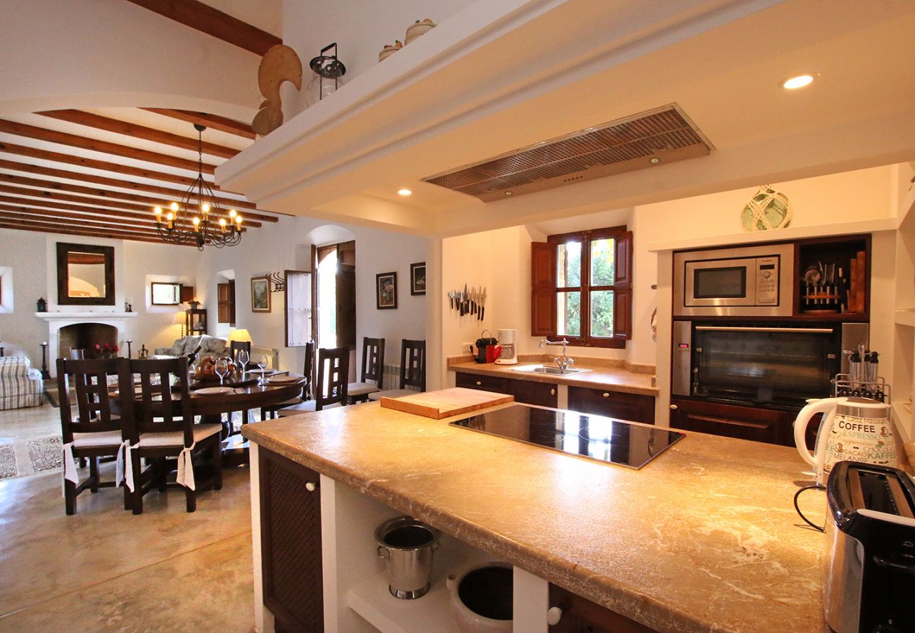 Küche, Esszimmer und Wohnzimmer mit Kamin der Finca Son Alzines bei Son Macia
