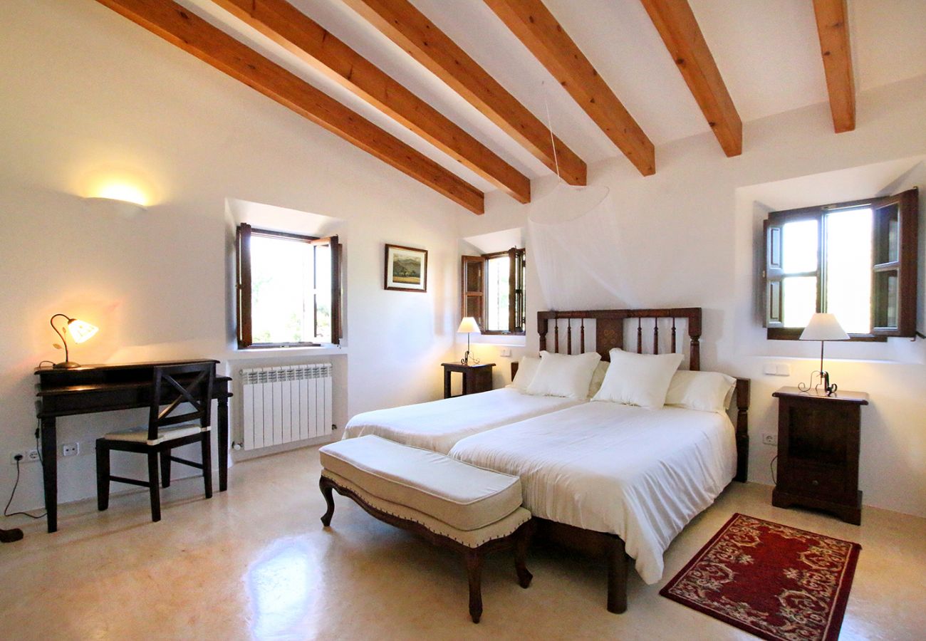 Schlafzimmer mit zwei Einzelbetten und Bad en Suite der Finca Son Alzines bei Son Macia