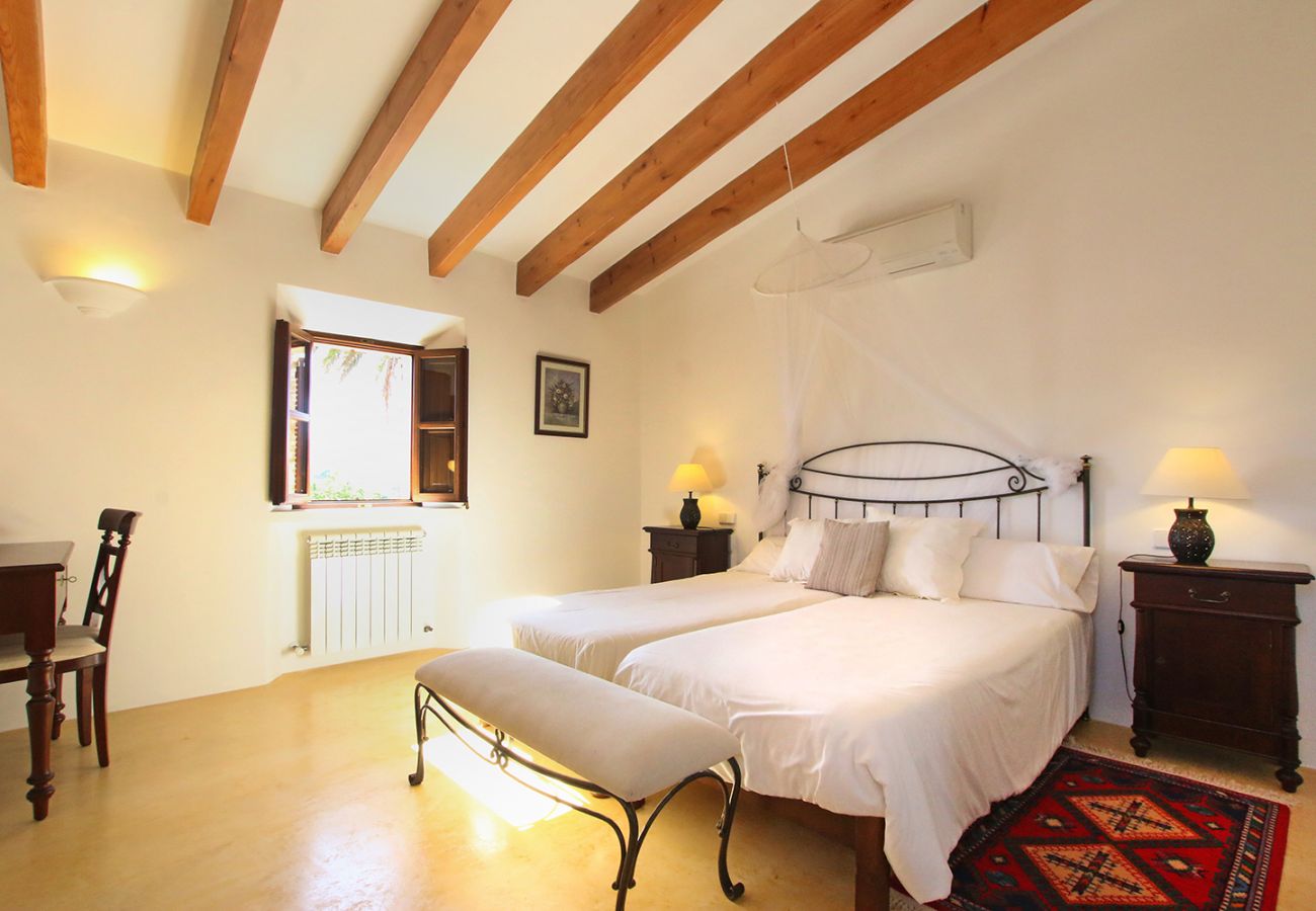 Schlafzimmer mit zwei Einzelbetten und Bad en Suite der Finca Son Alzines bei Son Macia