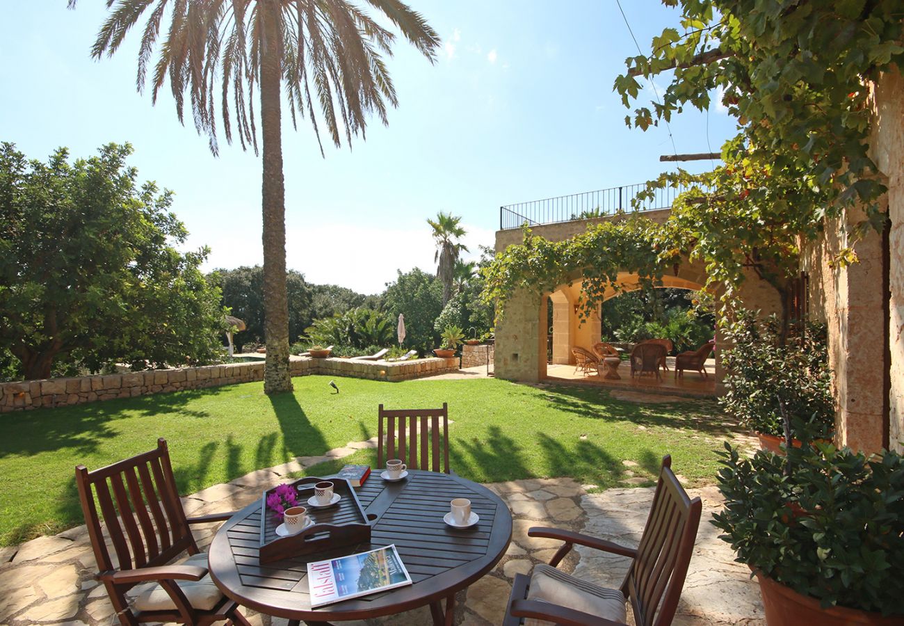 Garten, Terrasse und Palmen der Finca Son Alzines bei Son Macia