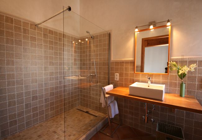 Bad mit Dusche der Finca Son Rossinyol in Felanitx