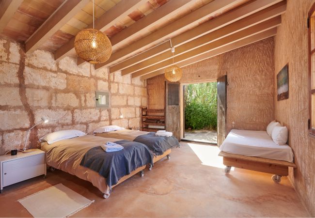 Schlafzimmer mit zwei Einzelbetten der Finca Son Garreta bei Campos 
