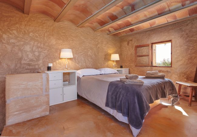 Schlafzimmer mit Doppelbett der Finca Son Garreta bei Campos 