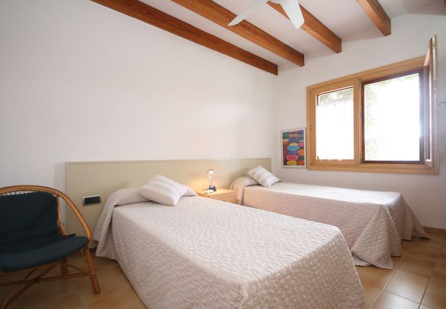 Schlafzimmer mit 2 Einzelbetten der Finca La Pineda in Arta 
