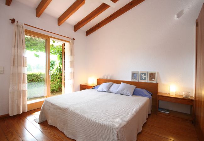 Schlafzimmer mit Doppelbett der Finca La Pineda in Arta 