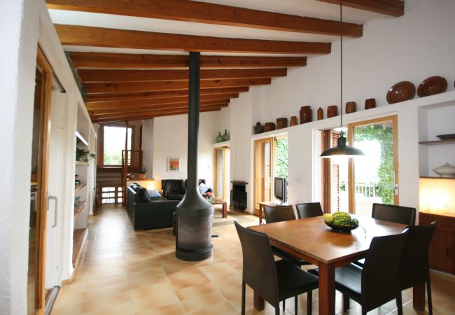 Ess- und Wohnzimmer mit schönem Kamin der Finca La Pineda in Arta 