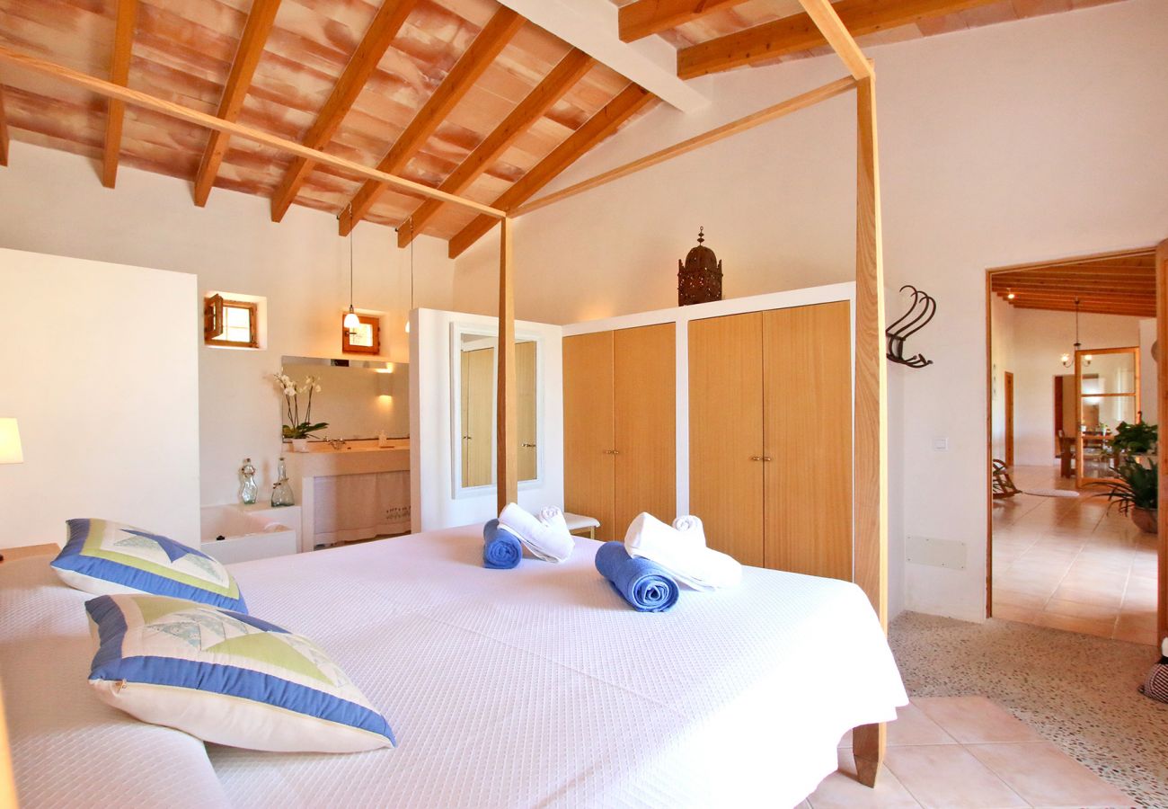 Schlafzimmer mit Doppelbett der Finca Can Joan in Arta