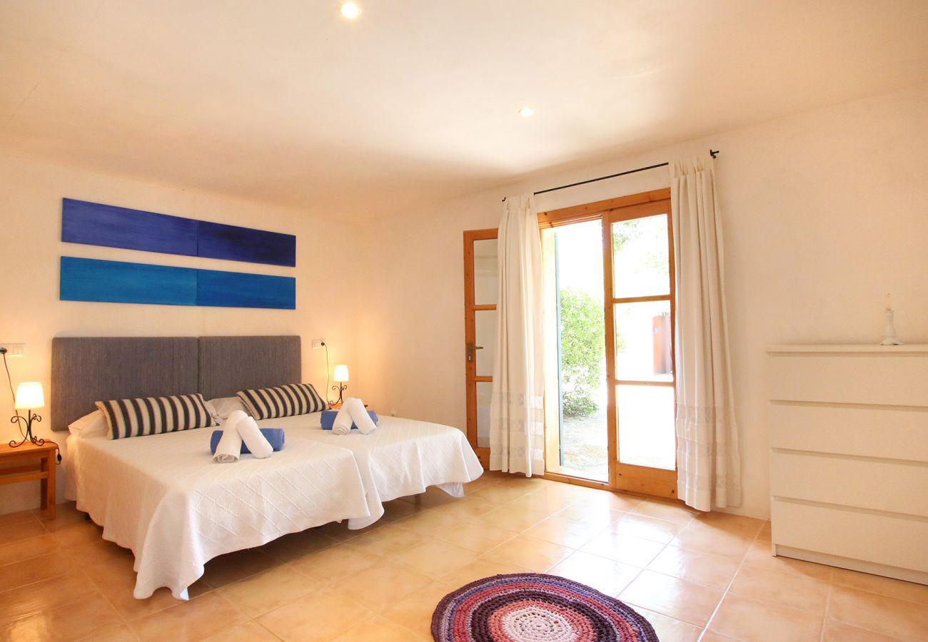Schlafzimmer mit zwei Einzelbetten der Finca Can Joan in Arta