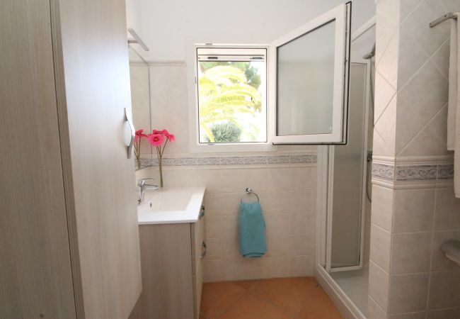 Badezimmer mit Dusche der Finca Ca Na Florentina bei Cala Murada