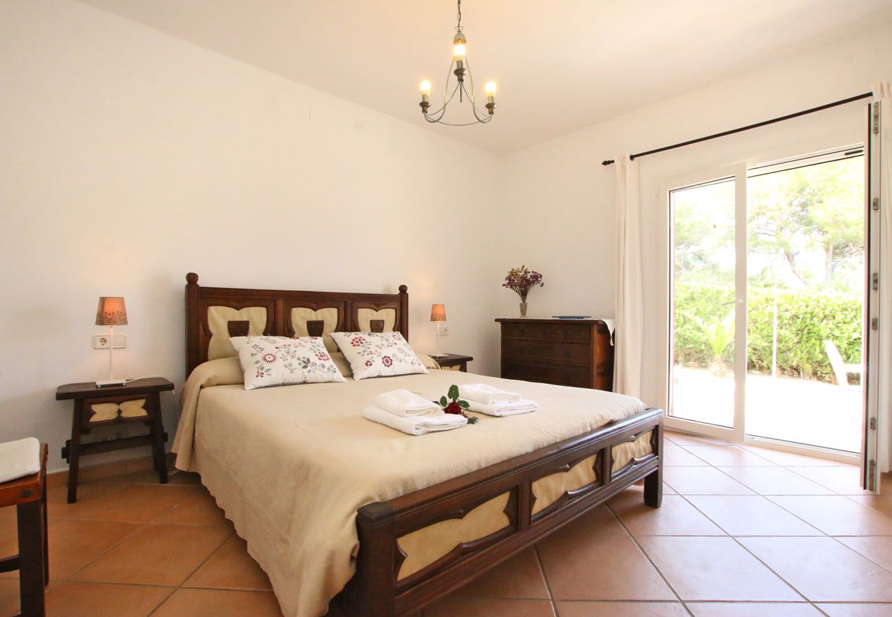 Schlafzimmer mit Doppelbett der Finca Ca Na Florentina bei Cala Murada