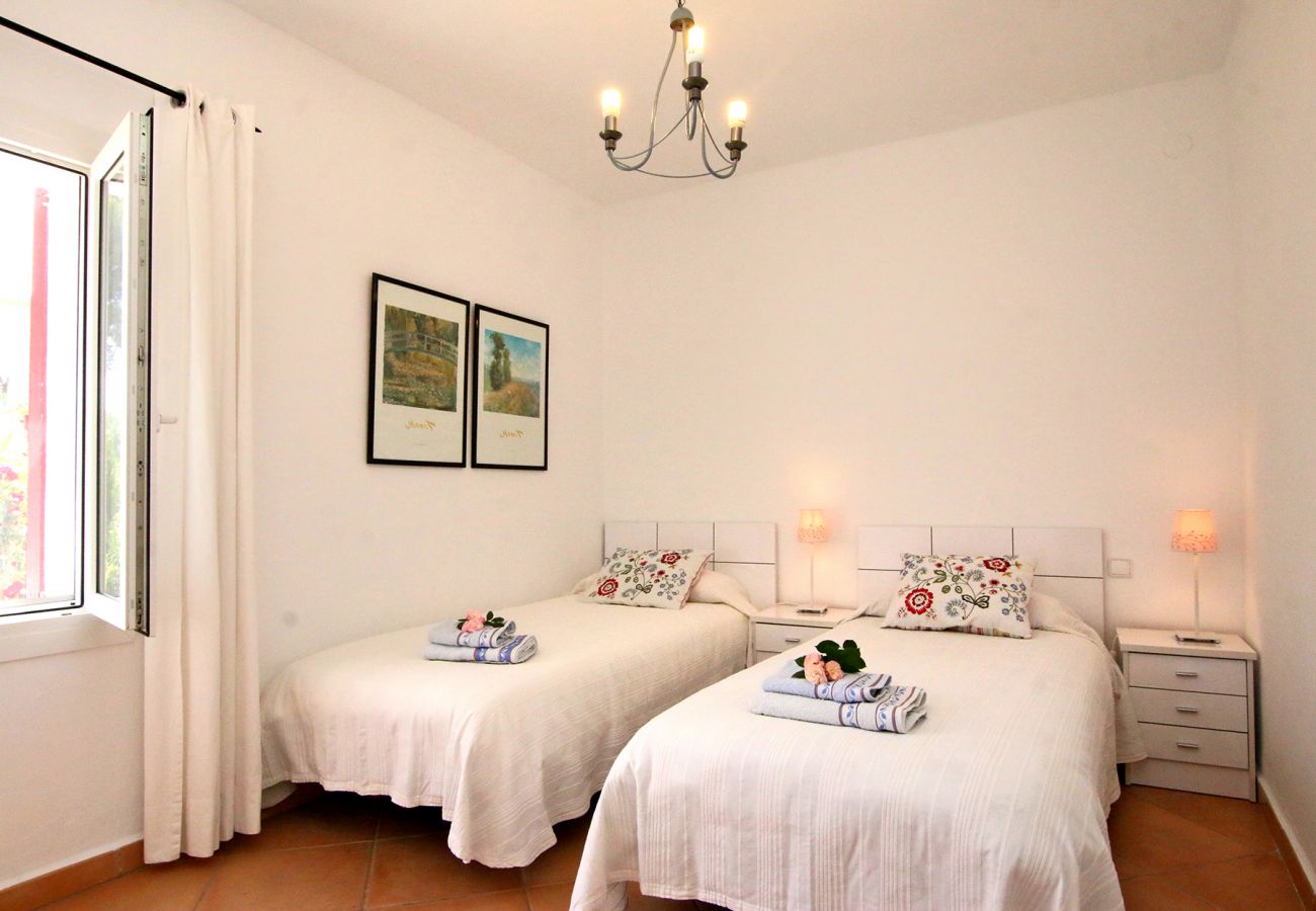 Schlafzimmer mit Einzelbetten der Finca Ca Na Florentina bei Cala Murada