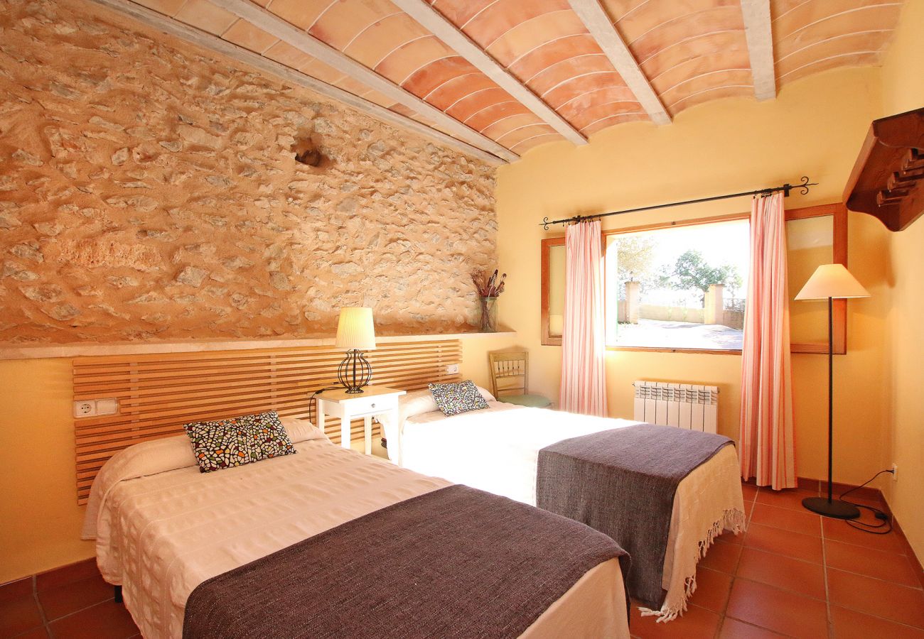 Schlafzimmer mit 2 Einzelbetten der Finca Can Bitla in Felanitx 