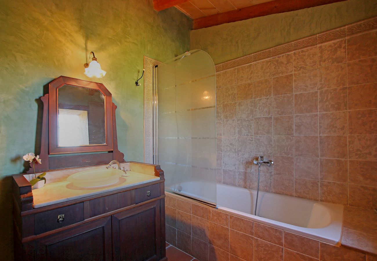 Schönes Badezimmer mit Wanne der Finca Can Bitla in Felanitx 