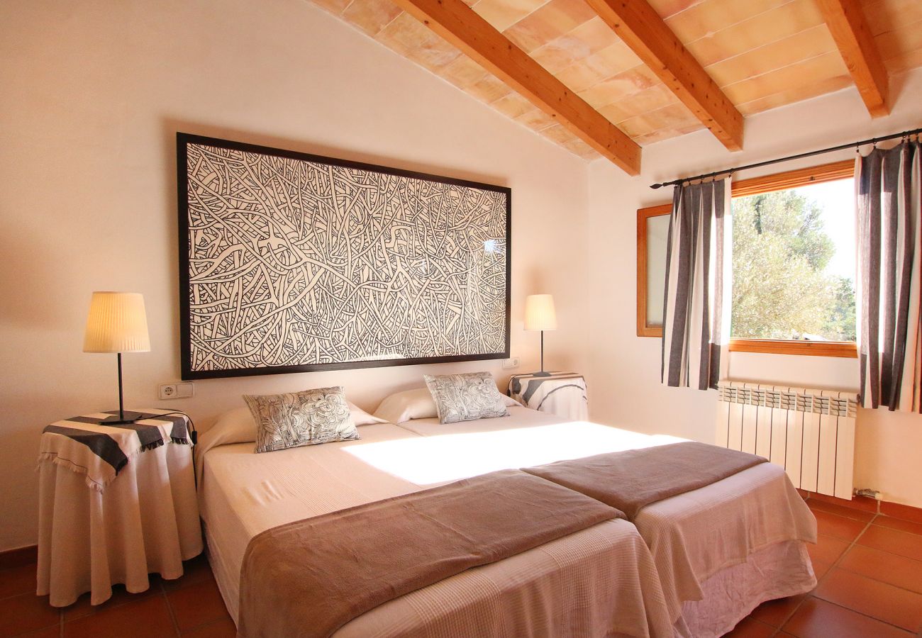 Schlafzimmer mit zwei Einzelbetten der Finca Can Bitla in Felanitx 