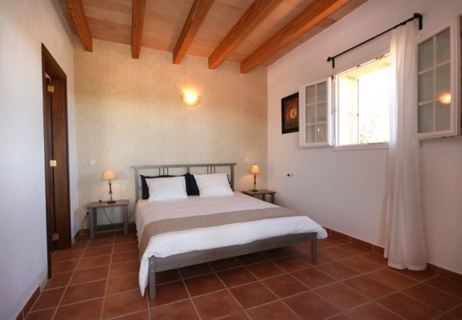 Schlafzimmer mit Doppelbett der Finca Villa Carlos in Manacor