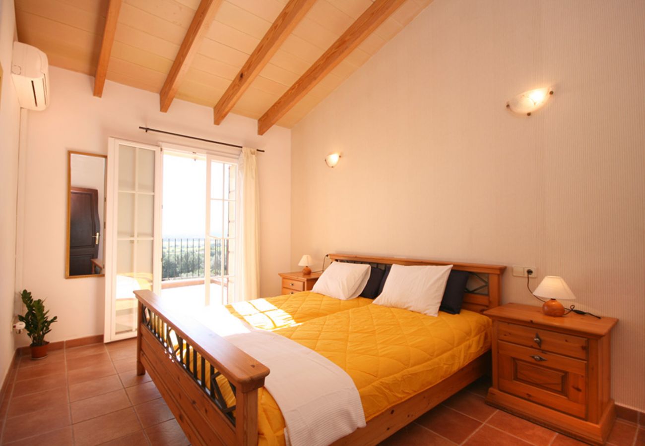 Schlafzimmer mit 2 Einzelbetten der Finca Villa Carlos in Manacor