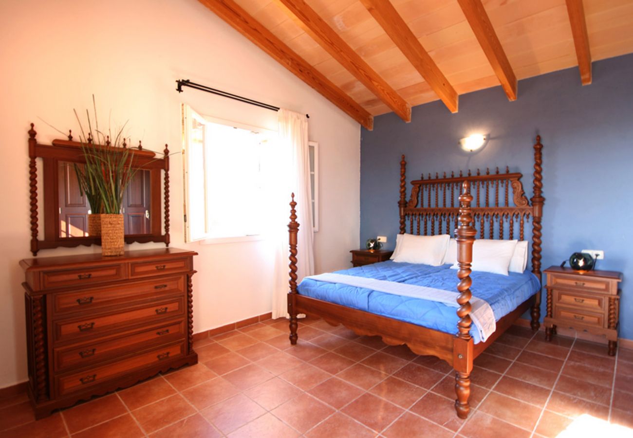 Schlafzimmer mit Doppelbett der Finca Villa Carlos in Manacor