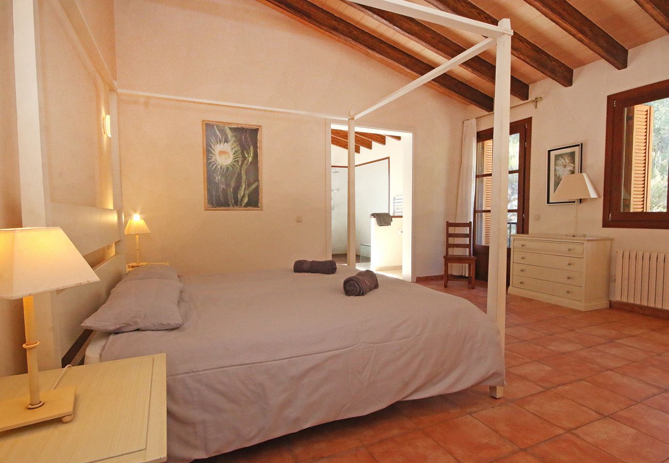 Schlafzimmer mit Doppelbett und angrenzenden Bad im OG der Finca Can Dues bei Manacor