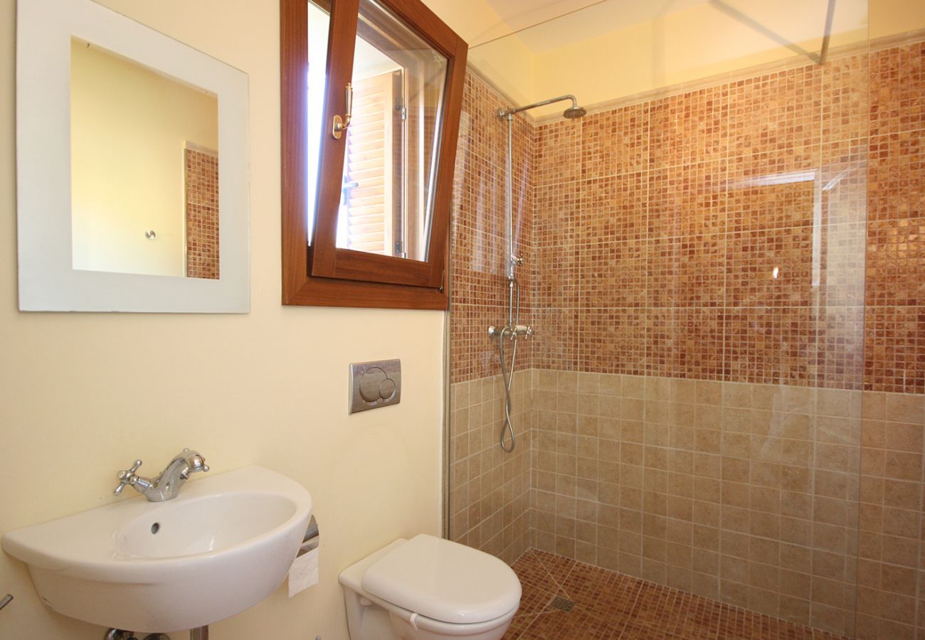 Bad en Suite mit moderner Dusche im EG der Finca Can Dues bei Manacor
