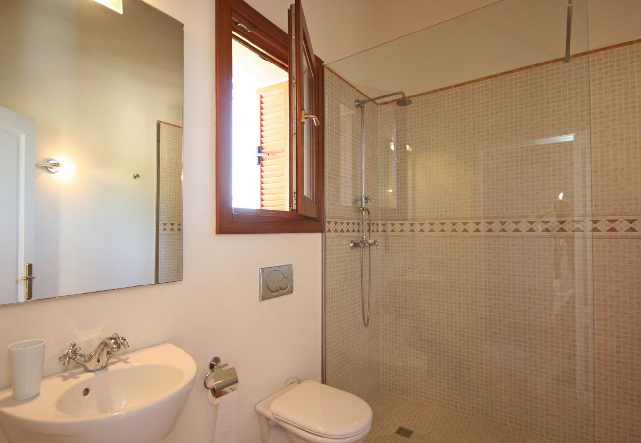 Bad en Suite mit moderner, ebenerdiger Dusche im OG der Finca Can Dues bei Manacor