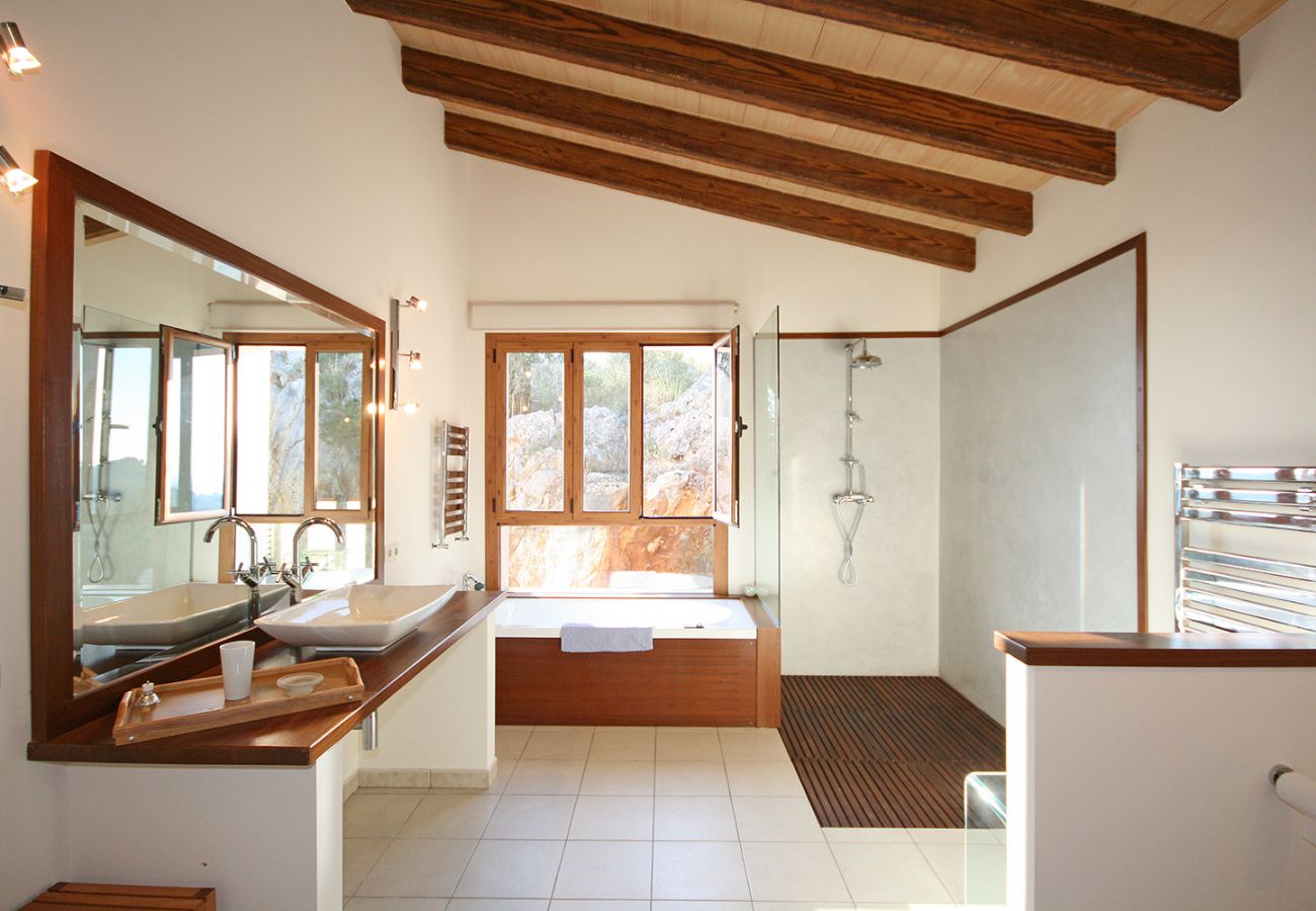 Bad en Suite mit moderner Wanne und Dusche im OG der Finca Can Dues bei Manacor
