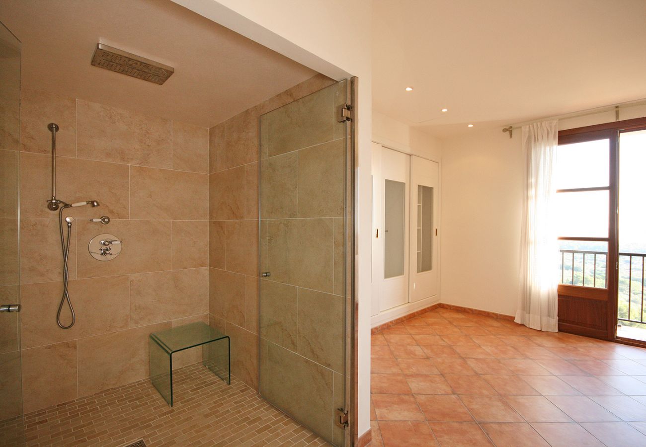 Bad en Suite mit großer, behindertengerechter Dusche im OG der Finca Can Dues bei Manacor