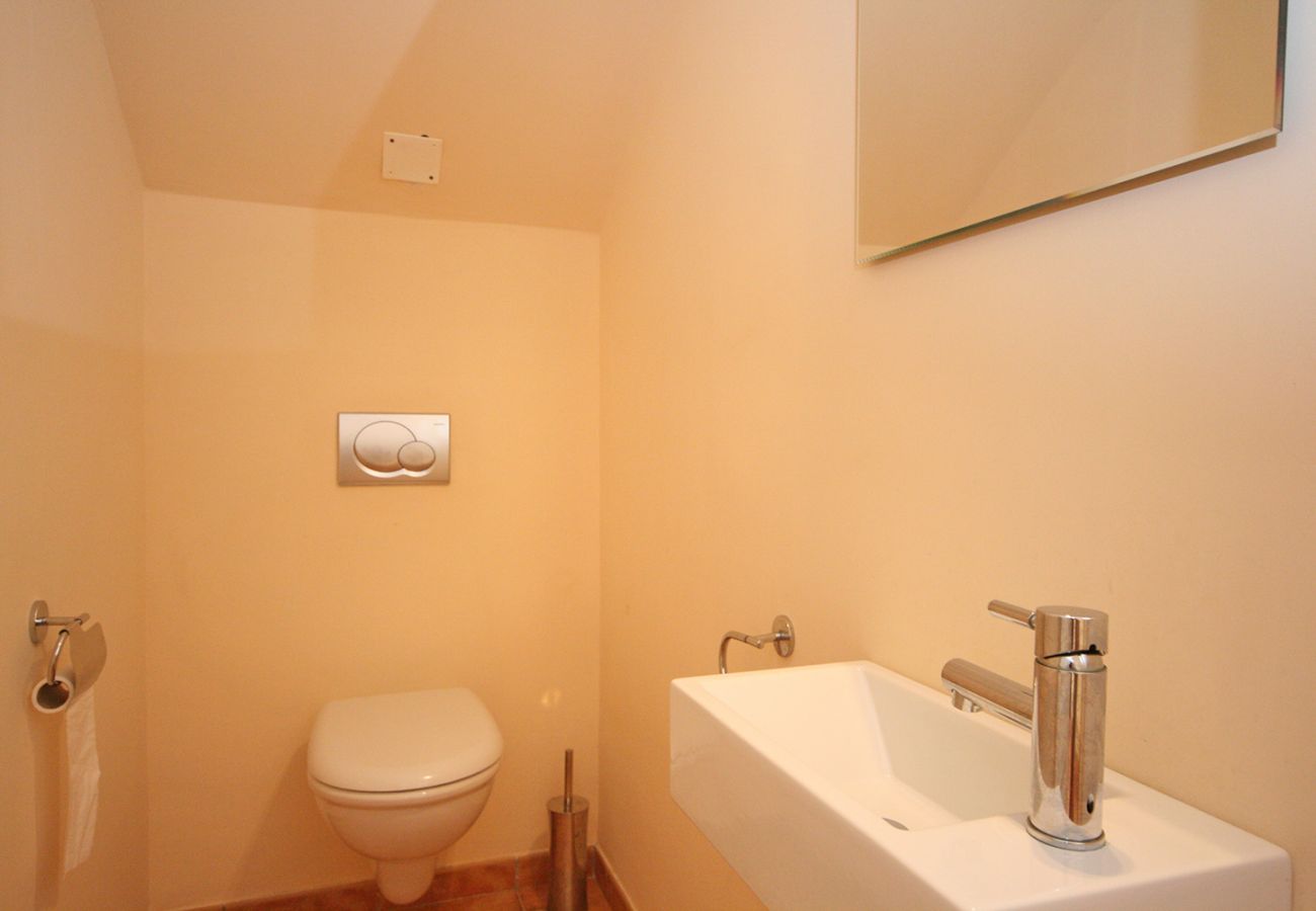 Kleines, modernes Gäste-WC der Finca Can Dues bei Manacor