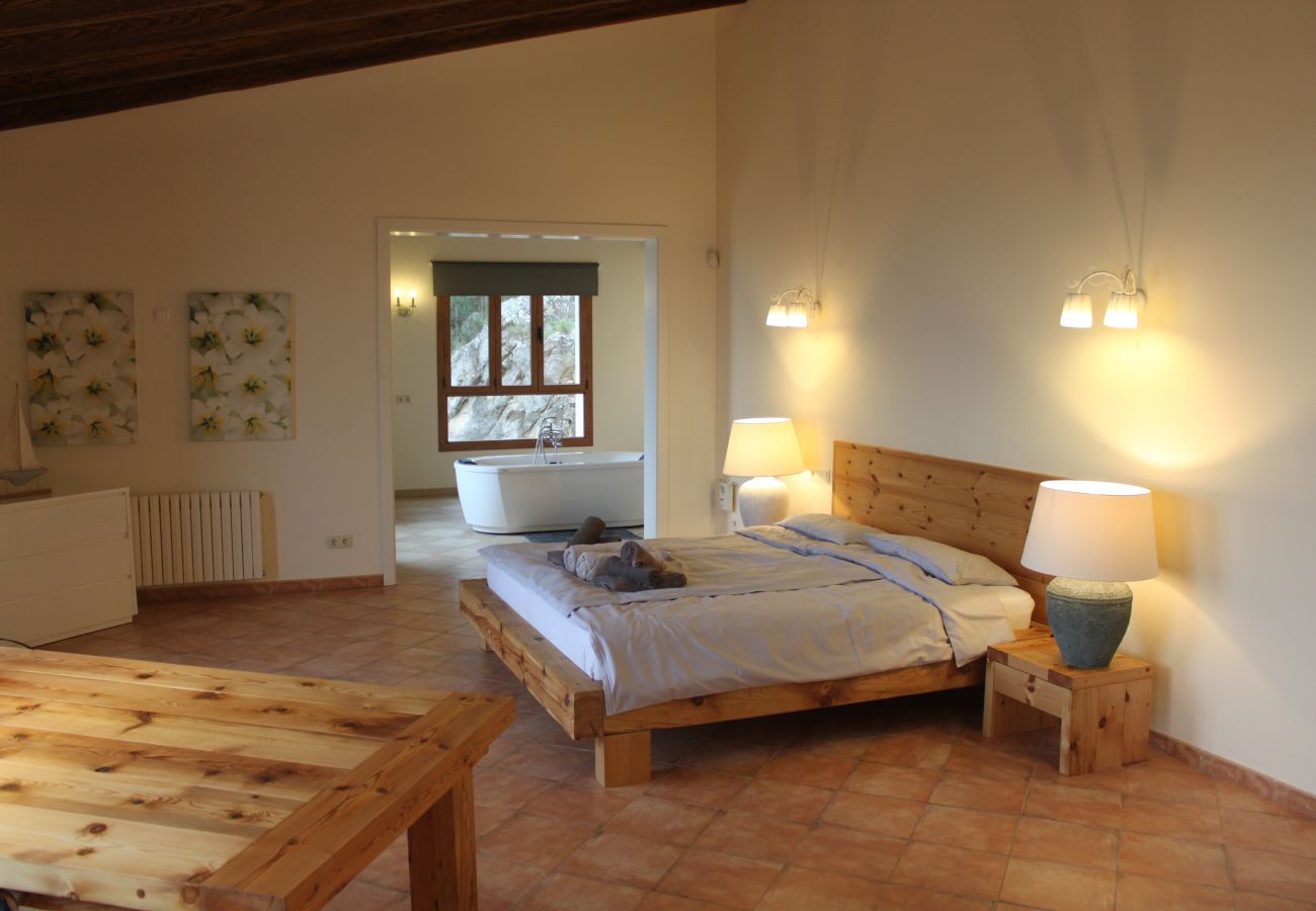Schlafzimmer mit Doppelbett der Finca Can Dues bei Manacor