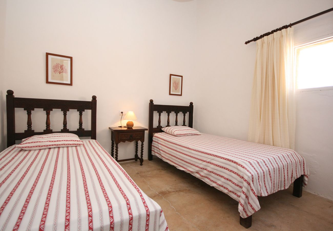 Schlafzimmer im OG mit zwei Einzelbetten in der Finca Can Espina in Felanitx