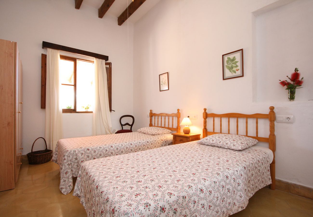 Schlafzimmer mit 2 Einzelbetten in der Finca Can Espina in Felanitx