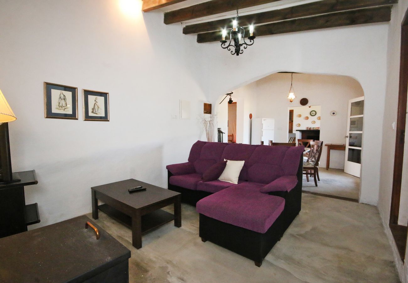 Wohnzimmer mit Kamin der Finca Can Espina in Felanitx