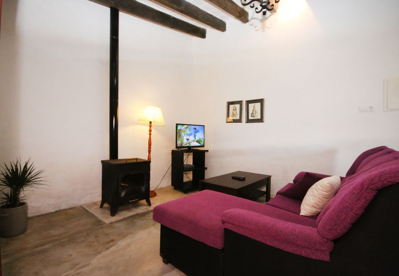Gemütliches Wohnzimmer mit Kamin der Finca Can Espina in Felanitx