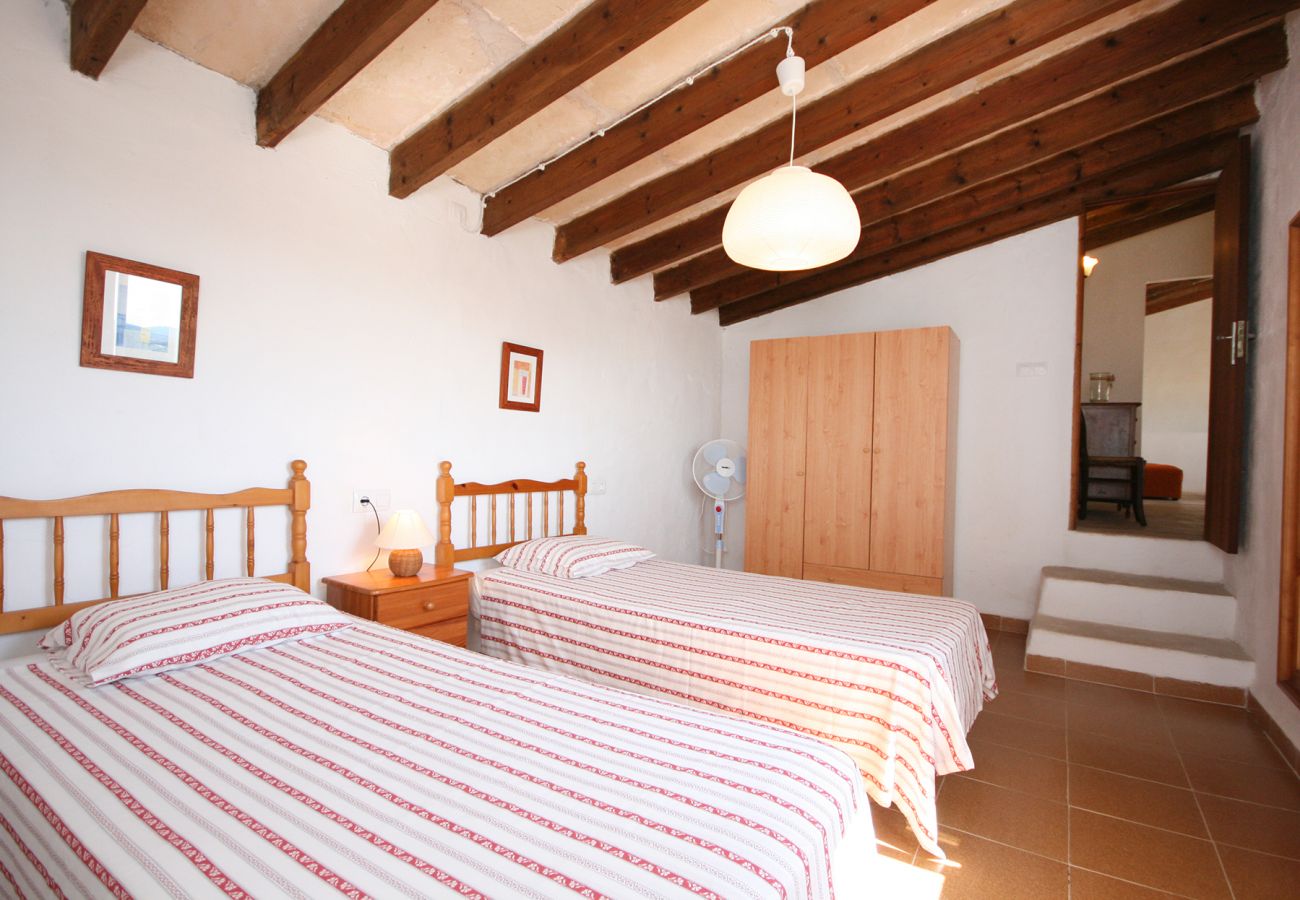 Schlafzimmer mit 2 Einzelbetten im OG der Finca Can Espina in Felanitx
