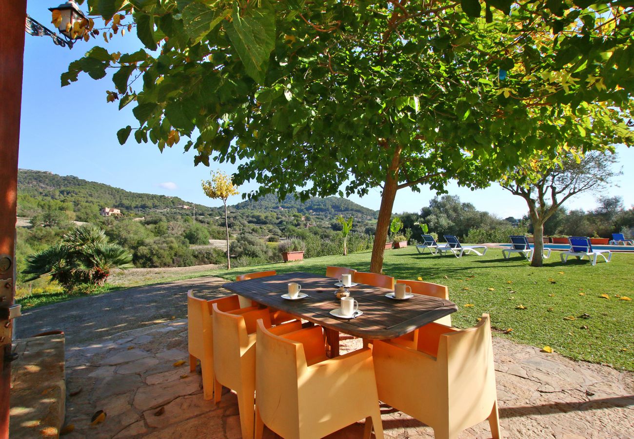 Garten und Esstisch der Finca Sa Ferreta in Felanitx