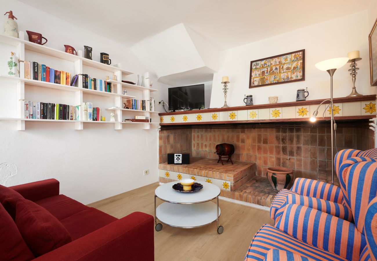 Wohnzimmer mit Couch der Finca Casa Jardin bei Cala Murada