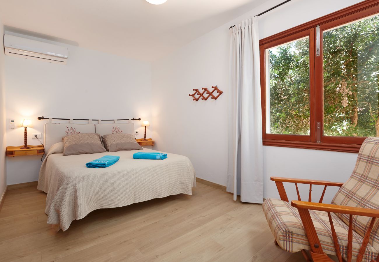 Schlafzimmer mit Doppelbett der Finca Casa Jardin bei Cala Murada