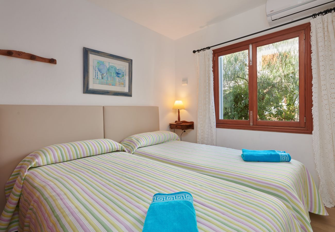 Schlafzimmer mit Einzelbetten der Finca Casa Jardin bei Cala Murada