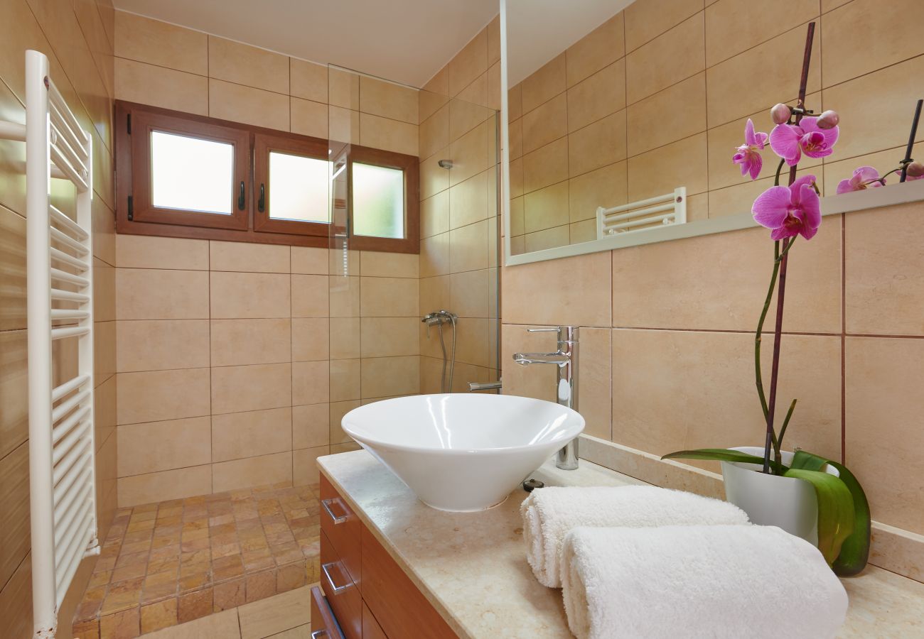 Badezimmer mit Dusche der Finca Casa Jardin bei Cala Murada