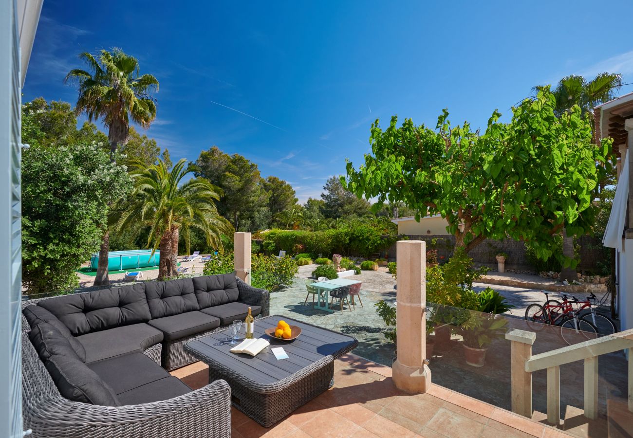 Garten und Couch der Finca Casa Jardin bei Cala Murada