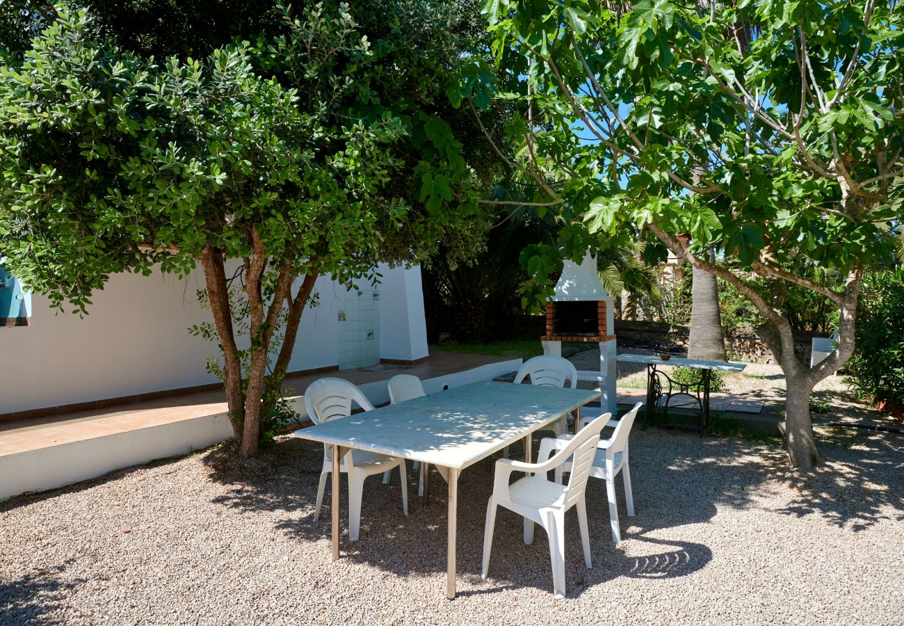 Garten und Esstisch der Finca Casa Jardin bei Cala Murada