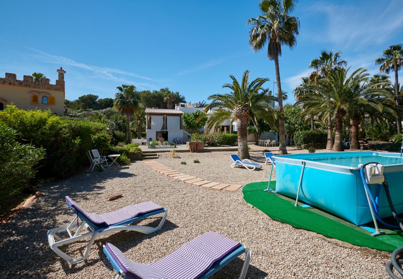 Außenbereich und Pool der Finca Casa Jardin bei Cala Murada
