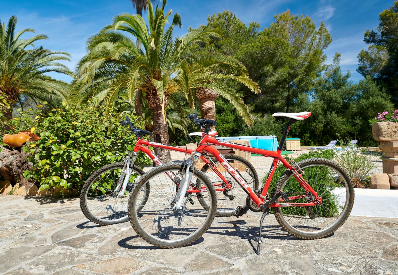 Fahrräder im Garten der Finca Casa Jardin bei Cala Murada