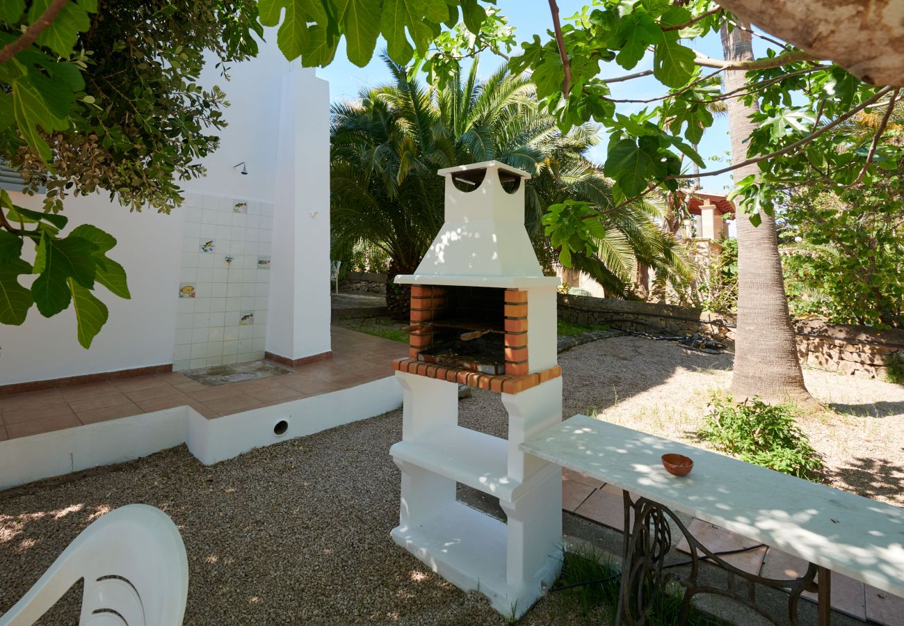 Garten und Grill der Finca Casa Jardin bei Cala Murada